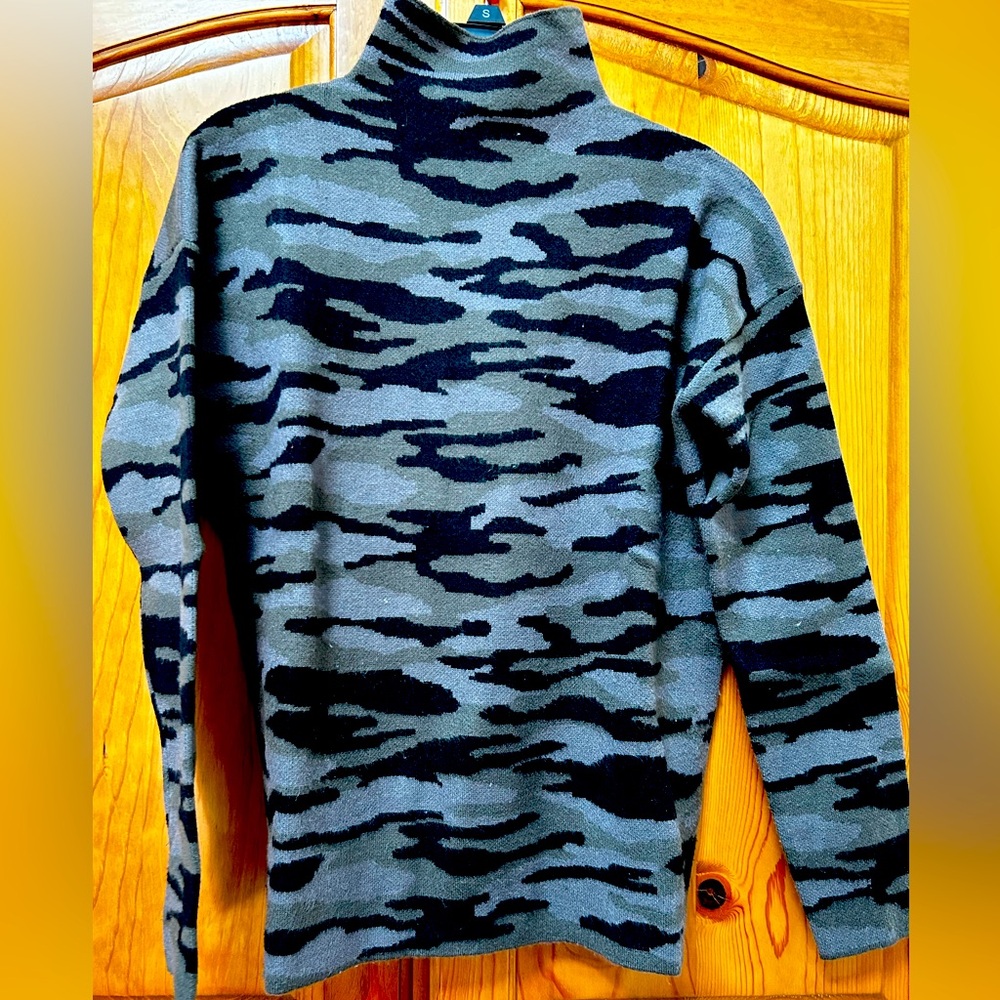 Size Xs light-weight fitted camo sweater